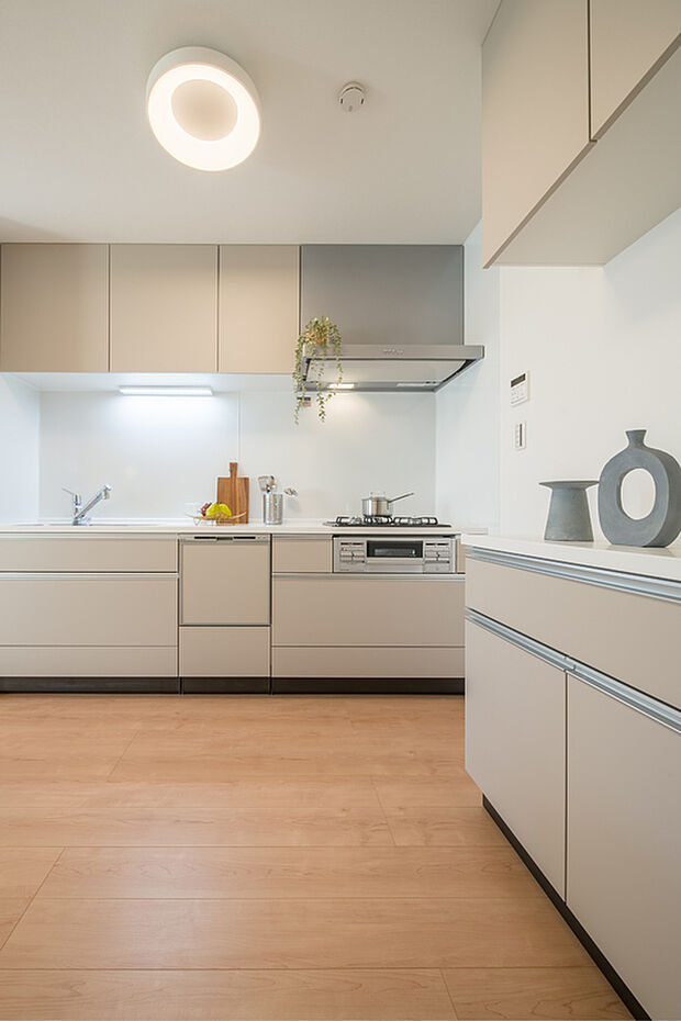 【【キッチン/3号地】】キッチン横には収納力のあるカップボードがあり、食器や鍋類、調理家電などの収納に便利です。カウンター部分は作業スペースとしても活用でき、お子様とお菓子づくりなども楽しめます。