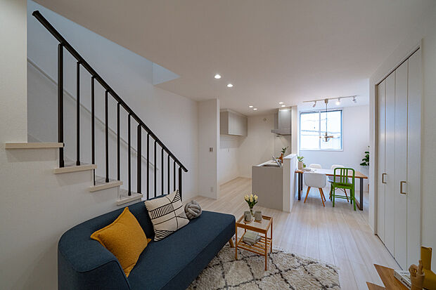 【【LDK/約17.3帖】】ご家族が集うLDKは、2階に配置。通行人からの視線を気にせず、団らん時間をお過ごしいただけます。階段には、空間のアクセントにもなるブラックの手すりを採用しました。