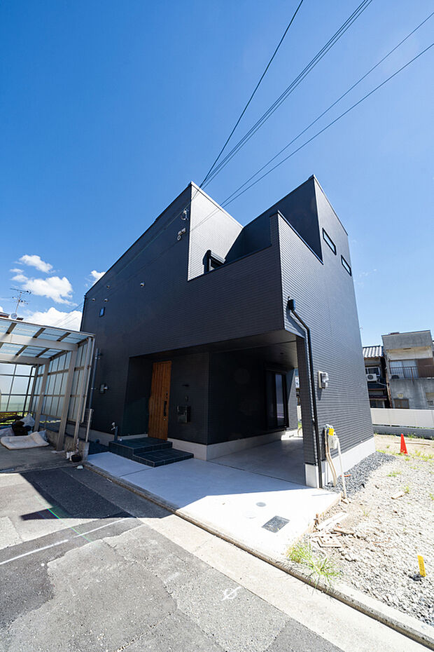 【【本分譲地に建築可能な建物プラン例】】外観のカラーは、白系で統一した内観とは反対に黒系でまとめ、室内に対してコントラストのついた洗練されたイメージに。《分譲地外:建物面積95.57m2、建物価格1716万円》