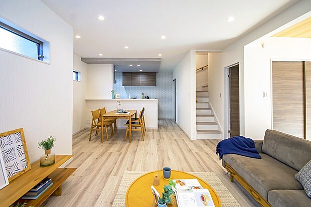 【【本分譲地に建築可能な建物プラン例】】約18.7帖の広さを確保したLDK。3面採光を確保し、明るくゆったり寛げる空間に仕上げました。《分譲地外:建物面積111.77m2、建物価格2008万円》