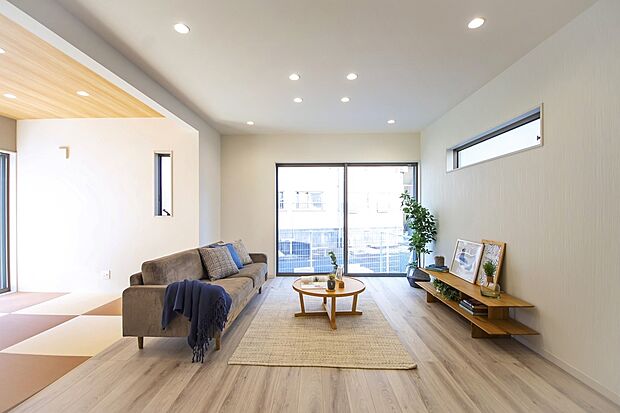 【【本分譲地に建築可能な建物プラン例】】隣接する和室とLDKはフラットに繋がっています。和室であそぶお子様を眺めながら、LDKで寛ぐことができそうです。《分譲地外:建物面積111.77m2、建物価格2008万円》