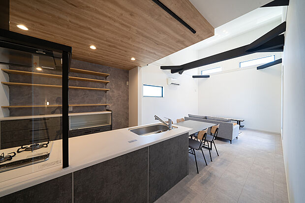 【【本分譲地に建築可能な建物プラン例】】デザイン性と機能性を兼ね備えたキッチンはフラットタイプをセレクト。折下天井×デザインクロスがお洒落な空間を演出。《分譲地外:建物面積95.57m2、建物価格1716万円》