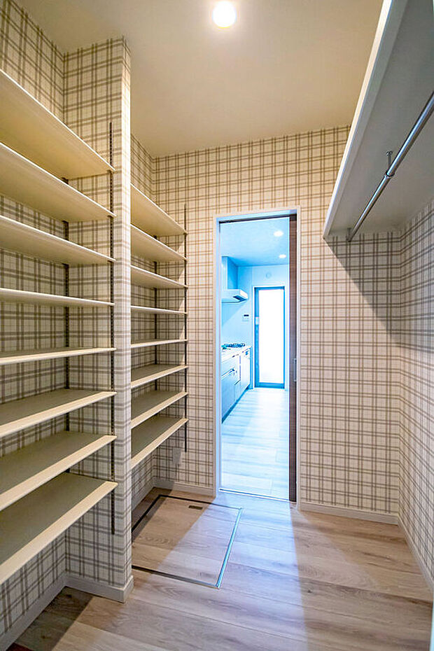 【【本分譲地に建築可能な建物プラン例】】玄関土間とキッチンの間に位置しているウォークスルータイプの収納。買い物から帰宅後のストックの動線がスムーズです。《分譲地外:建物面積111.77m2、建物価格2008万円》