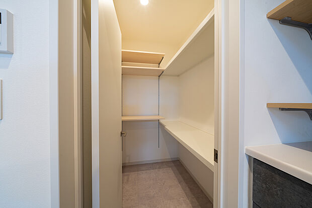 【【本分譲地に建築可能な建物プラン例】】キッチンの隣に設けた大容量のパントリー。可動棚もあり、保存食や調理家電など様々なものをしまっておけます。《分譲地外:建物面積95.57m2、建物価格1716万円》