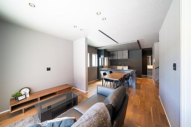 【【本分譲地に建築可能な建物プラン例】】ウォルナット調のフローリングに、ブラックと淡いグレーのクロスを合わせたスタイリッシュなインテリアコーディネート。《分譲地外:建物面積94.76m2、建物価格1860万円》