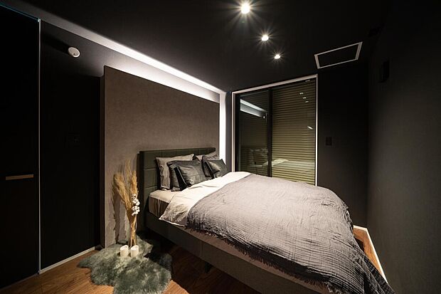 【【本分譲地に建築可能な建物プラン例】】壁面に設けた間接照明がリラックスタイムを演出。部屋全体のトーンを抑えることで、ゆったりとお休みいただけます。《分譲地外:建物面積94.76m2、建物価格1860万円》