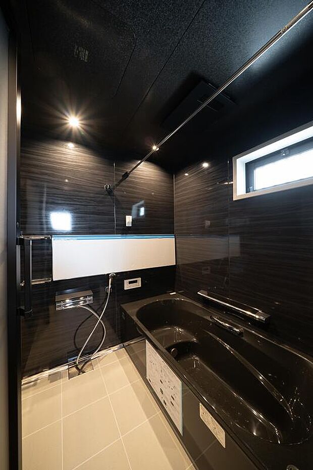 【【本分譲地に建築可能な建物プラン例】】ブラックのバスタブが高級感のある雰囲気。ワイドミラーと幅のある高窓が、空間をより広々と見せてくれます。《分譲地外:建物面積94.76m2、建物価格1860万円》