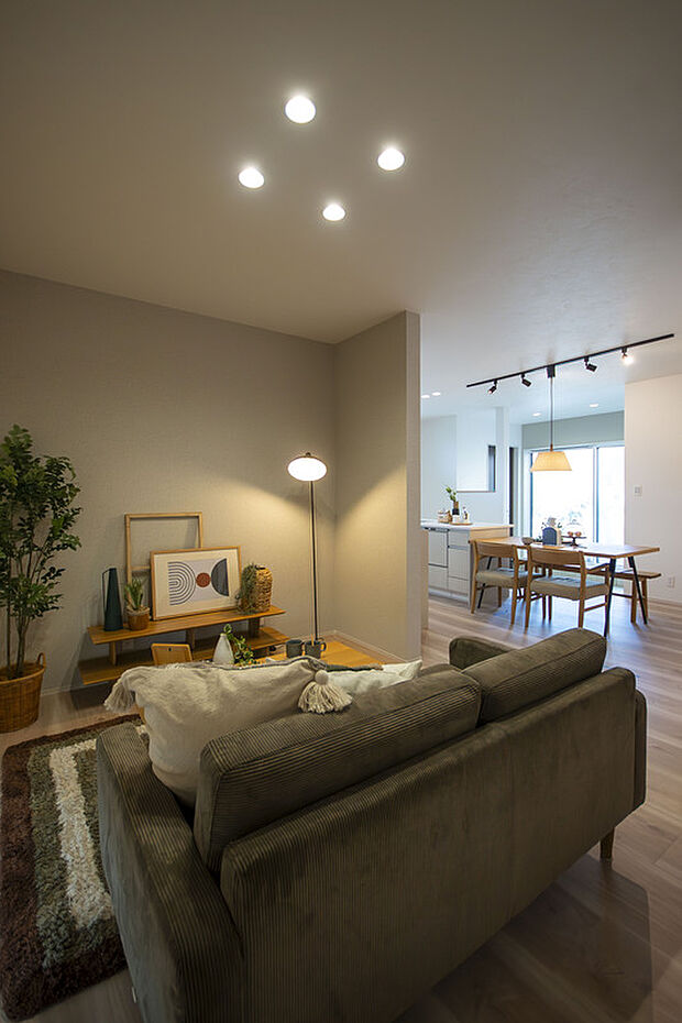 【【1号地・ダウンライト】】LDKの天井部分にはダウンライトを設置しています。温かみのある雰囲気を演出する柔らかい光が空間を彩り、日中とは違った印象の空間を作り出します。