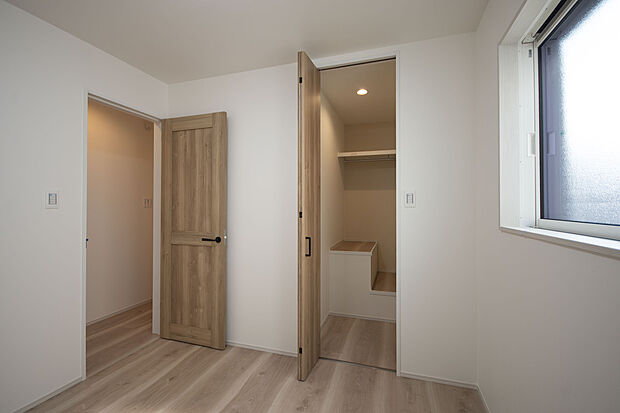 【【1号地・収納】】ハンガーパイプと棚板が備えられたクローゼットがあり、衣類や小物をまとめて収納可能。各居室に収納があることで、住空間を有効的に使うことができ、すっきりと整う暮らしが叶います。