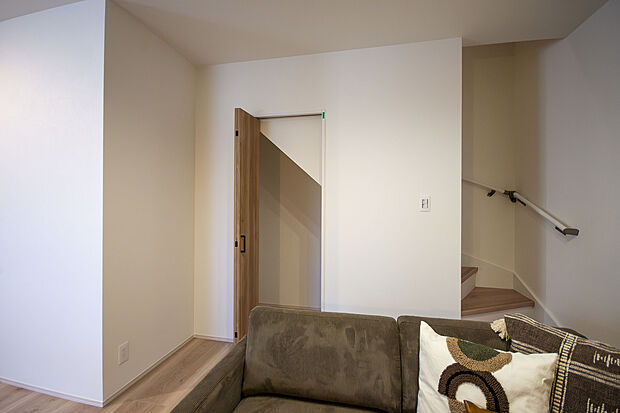 【【1号地・物入】】LDKに物入がありますので、掃除用具や日用品のストックなどの収納に便利です。すっきりと片付いたLDKでお過ごしいただけます。