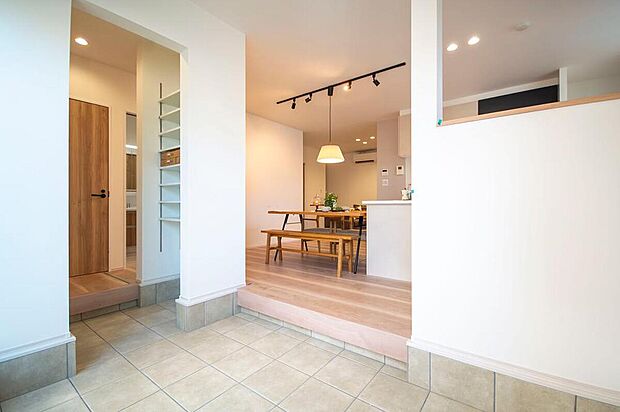 【【1号地・玄関】】玄関は扉のないオープン仕様で、視界が広がる開放感が魅力です。ご家族や来客を心地よく迎え入れ、明るく温かな雰囲気を演出しています。