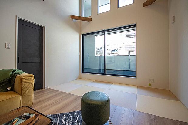 【【本分譲地に建築可能な建物プラン例】】リビング横に、天井が高くて明るく開放的な畳コーナーを設けました。お子様の遊びやお昼寝のスペースに活用できます。《分譲地外:建物面積101.79m2、建物価格1828万円》