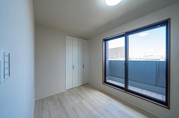【【5号地・3階洋室/約5.6帖】】バルコニーに面しており、陽光が差し込む明るい印象の洋室。全居室に収納を備えているため、衣類や小物をまとめて収納することができ、住空間を有効活用できます。