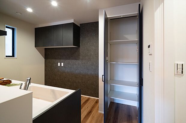 【【キッチン/収納】】キッチン背面には収納を設置。中は可動棚になっており、収納する物に合わせて高さを調節可能。用途に応じて使い分けることができます。