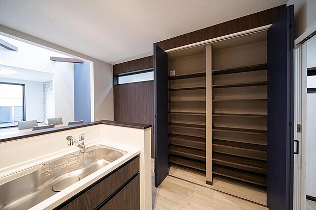 【【本分譲地に建築可能な建物プラン例】】キッチン横に可動棚付きのパントリーを設置。食品のストックや調理家電を収納可能。すぐに取り出せ使い勝手も◎《分譲地外:建物面積100.63m2、建物価格1719万円》