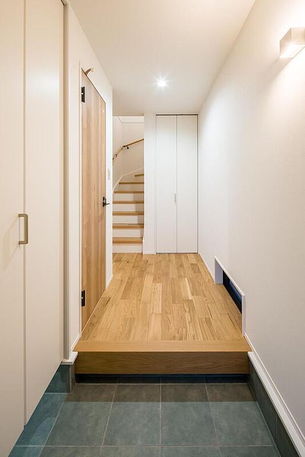 【【玄関/4号地】】玄関から室内が見えにくい、プライバシー性の高い設計です。玄関にはSIC・1階廊下には収納を設けており、玄関まわりをすっきりと整頓できます。