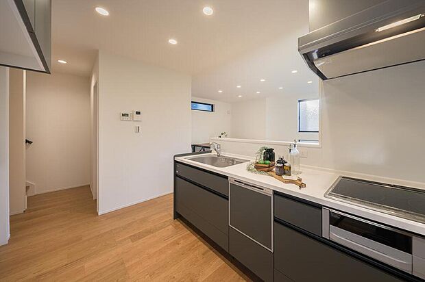 【【キッチン/11号地】】食器洗浄乾燥機や3口のIHクッキングヒーターを搭載したキッチン。家事の時短に繋がる設備を活用し、家事効率もアップ！IHクッキングヒーターは、サッと汚れを拭き取れるフラットな仕様で、お手入れも楽に行えます。