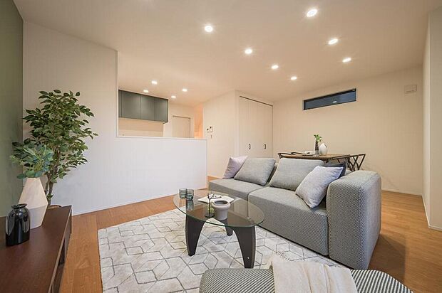 【【LDK/11号地】】キッチン背面にはサニタリーと浴室を配置。料理をしながら洗濯物の確認をしたり、お子様の入浴のサポートもしやすい動線が魅力です。