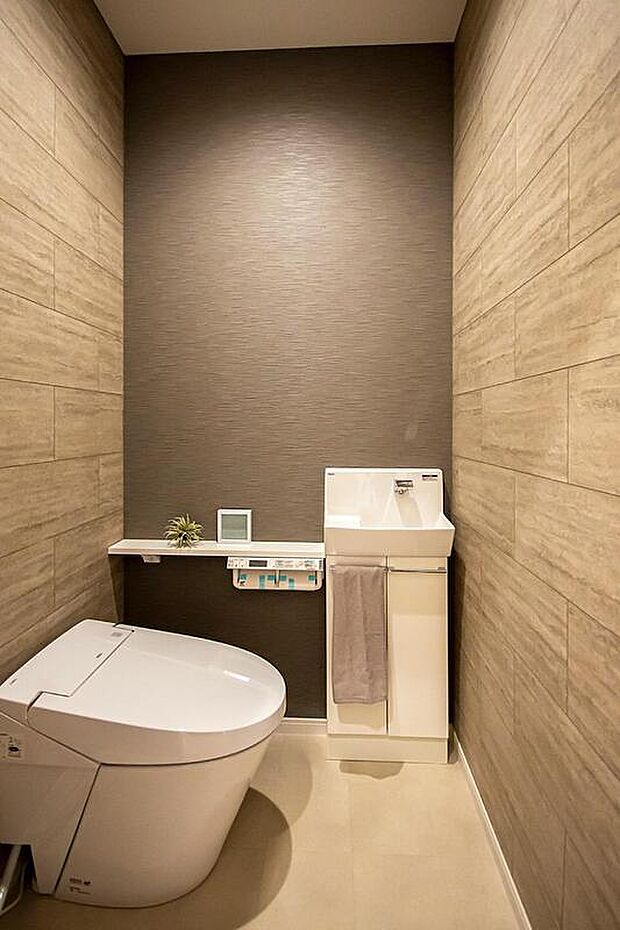 【【本分譲地に建築可能な建物プラン例】】手洗いカウンターを設け、ゆとりのあるスペースを確保しました。落ち着いたトーンでまとめた寛ぎの空間です。《分譲地外:建物面積108.53m2、建物価格1950万円》