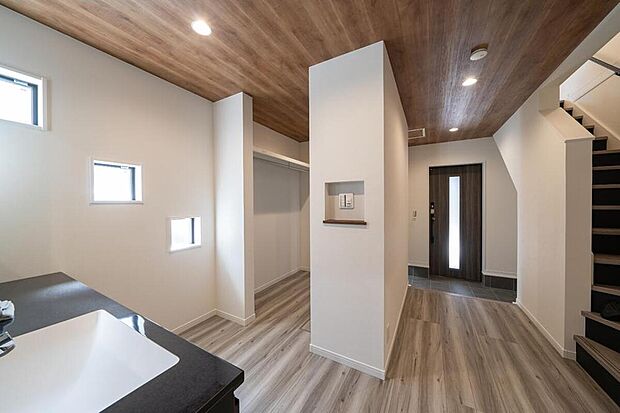 【【本分譲地に建築可能な建物プラン例】】玄関ホールはゆとりある広さで開放感が感じられます。2WAY仕様で、家族用と来客用で動線を分けることもできます。《分譲地外:建物面積112.37m2、建物価格2019万円》