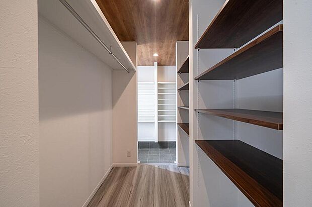 【【本分譲地に建築可能な建物プラン例】】玄関ホールには、可動棚やハンガーパイプのある収納を設けました。上着などを掛けられ、外出時の身支度もスムーズ◎《分譲地外:建物面積112.37m2、建物価格2019万円》