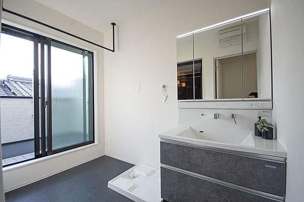 【【サニタリー】】ゆとりある広さを確保したサニタリースペース。直接バルコニーへ出入りすることができるため、洗濯動線がスムーズです。天井にはアイアンバーを設置し、室内物干しスペースとしても重宝します。