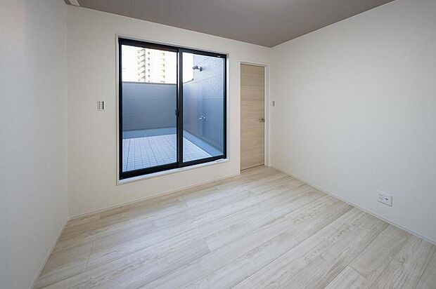 【【洋室/約7.0帖】】3階の約7.0帖の洋室は、奥行のある広々としたバルコニーに出入り可能。椅子やテーブルを置いて寛ぎのスペースとしても活用できるバルコニー。気軽に外に出てリフレッシュもできるお部屋です。