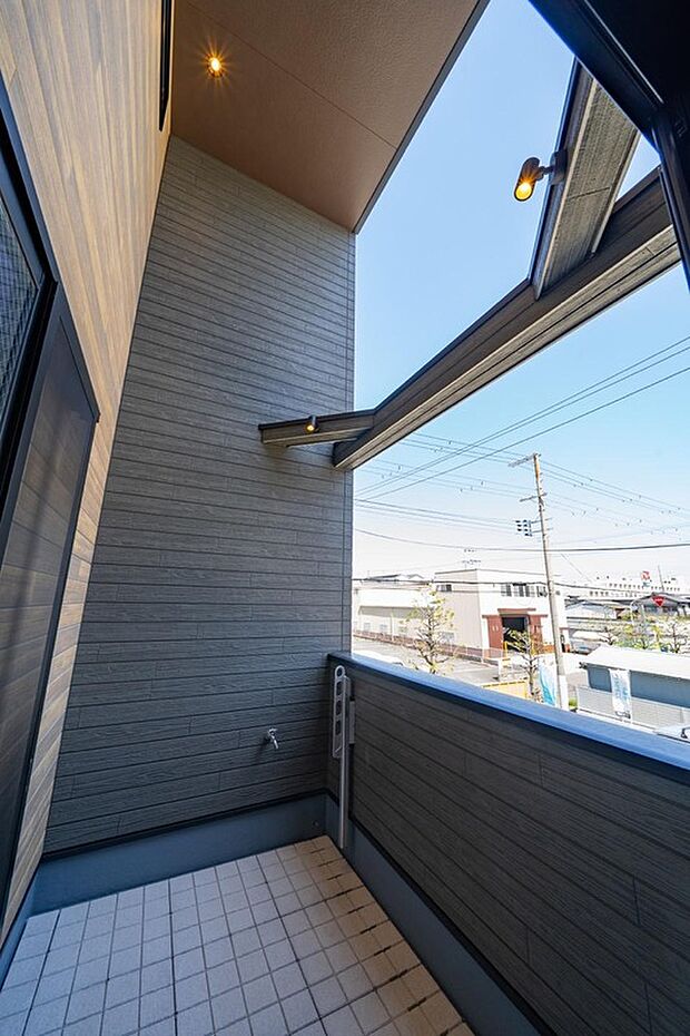 【【本分譲地に建築可能な建物プラン例】】吹き抜けで開放感あふれるインナーバルコニー。屋根付きなので、多少天候が悪い時でも洗濯物を干すことができます。《分譲地外:建物面積93.55m2、建物価格1688万円》