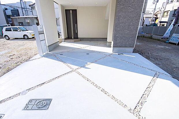 【【本分譲地に建築可能な建物プラン例】】アプローチ部分にはベージュ系の砂利でラインをプラスし、外構の意匠性を高めました。他にはない個性的なデザインです。《分譲地外:建物面積106.92m2、建物価格1920万円》