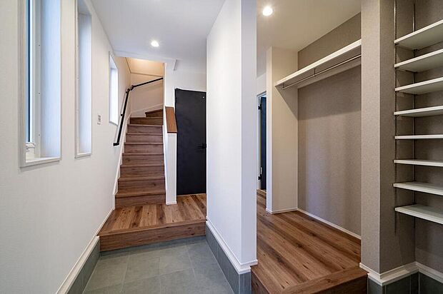 【【玄関・1号地】】散らかりがちな玄関をすっきりと片付けることができる、SICが備わっています。枕棚・ハンガーパイプ付きで、アウターの収納にも便利◎