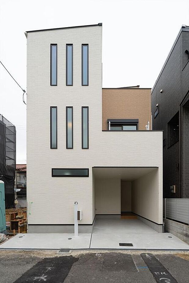 【【本分譲地に建築可能な建物プラン例】】街並みに調和する、ホワイト×ブラウンの落ち着いた配色。外観のアクセントにもなっているスリット窓を採用しています。《分譲地外:建物面積103.67m2、建物価格1862万円》