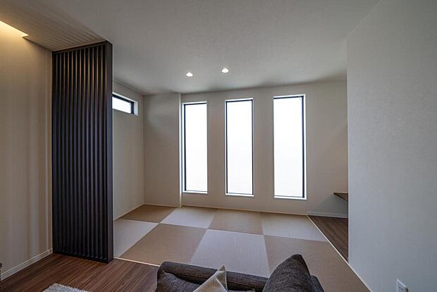 【【本分譲地に建築可能な建物プラン例】】リモートワークや勉強スペースとして活用できるカウンターを設置した、明るい2階の和室スペース。《分譲地外:建物面積104.19m2、建物価格1871万円》