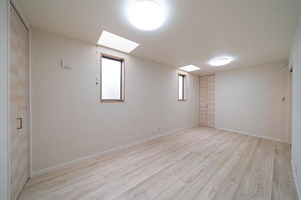 【【本分譲地に建築可能な建物プラン例】】1階の洋室全部屋に、天窓を設けました。採光性が良くなり、明るく開放的な住空間でお寛ぎいただけます。《分譲地外:建物面積109.35m2、建物価格2261万円》