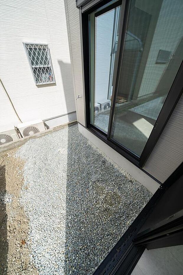 【【本分譲地に建築可能な建物プラン例】】建物の形状を工夫し、庭を設けたプラン。夏場、お子様のプールやBBQなどに活躍しそうなスペースです。《分譲地外:建物面積98.41m2、建物価格1767万円》