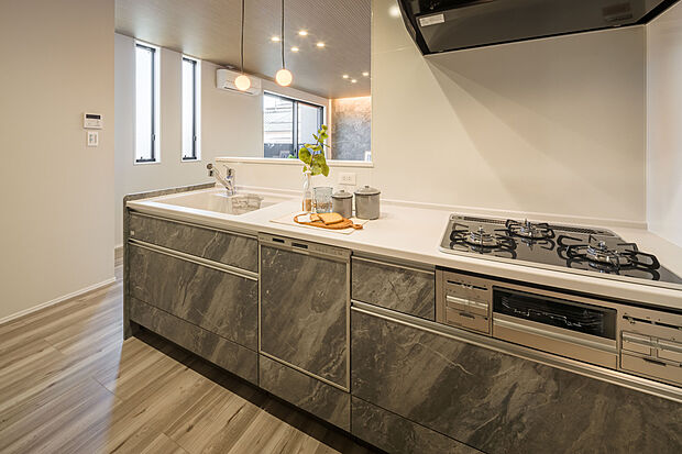 【【キッチン】】リビングをすっきりと見渡せる対面式キッチンを採用。ご家族との会話を楽しみながら、お子様の様子を見守りながら家事をすることができ、コミュニケーションも弾みます◎