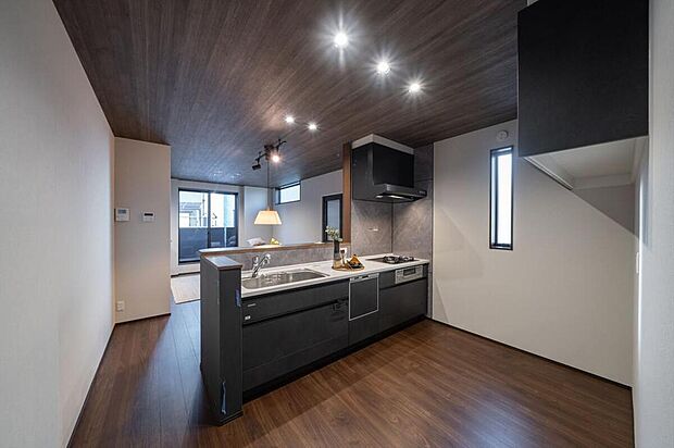 【【本分譲地に建築可能な建物プラン例】】ダークトーンのシステムキッチンやレンジフードを採用した、ラグジュアリーなキッチン。ゆとりある広さです。《分譲地外:建物面積103.87m2、建物価格1866万円》