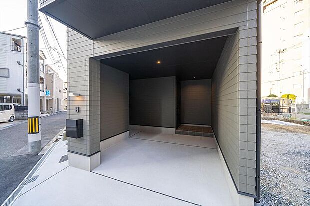 【【本分譲地に建築可能な建物プラン例】】インナーガレージ内に設けた玄関ポーチは、通行人から見えにくい設計。天候にも左右されにくく、快適に出入りができます。《分譲地外:建物面積103.87m2、建物価格1866万円》