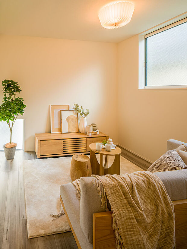 【【LDK】】外からの視線を遮りながらも、採光を確保した窓の配置。さらに、LDKは2階に配置しているため、プライベートな時間をのんびりと過ごすことができます。