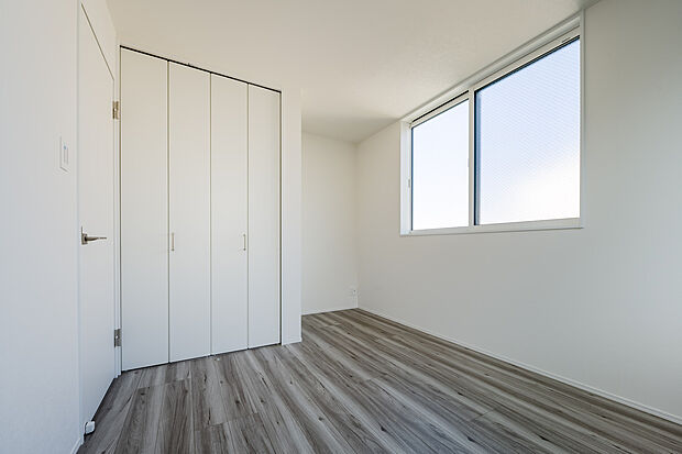 【【洋室(約6.0帖)】】洋室の中で1番広く、ダブルベッドを置くことができます。収納扉はクロスと同系色にまとめ、統一感のある空間に。