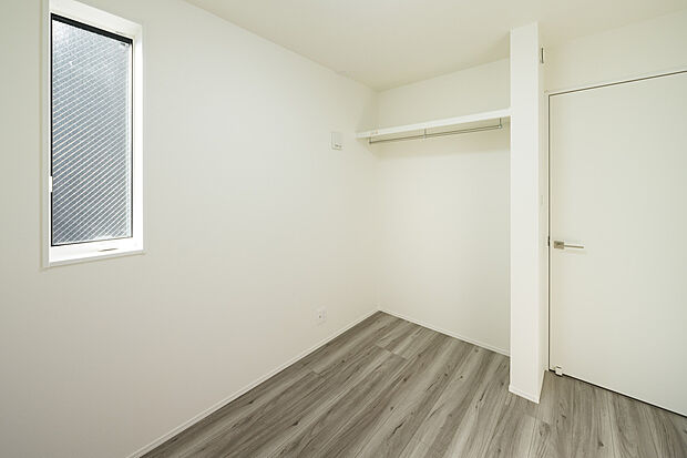 【【洋室(約4.4帖)】】仕舞った物を取り出しやすいオープン収納を採用した居室です。3階の洋室3部屋は、LDKや水回りと適度に距離を保っており、プライベートタイムを満喫できます。