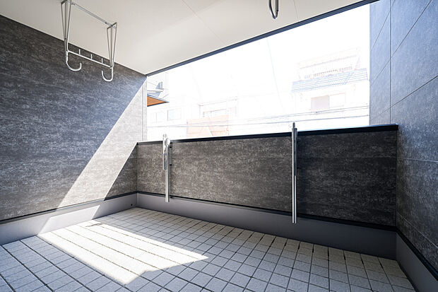 【【バルコニー】】奥行きのあるワイドバルコニー。広さにゆとりがあるため、お洗濯を干すスペースもたくさん確保できます。上部に屋根がついているので急な雨でも洗濯物を濡らしにくいです。