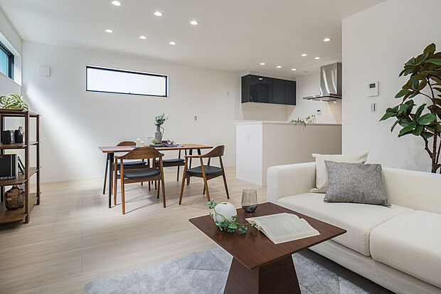 【【LDK/約21.1帖】】陽光が差し込む、明るいリビングダイニング。明るく清潔感のある空間で、家族団らんの時間をお楽しみいただけます。