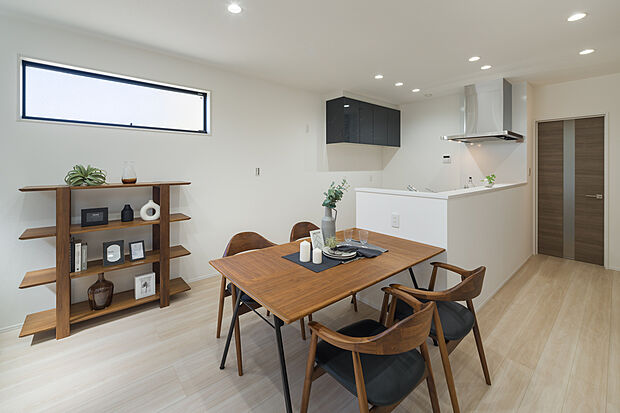 【【LDK/約21.1帖】】様々なテイストのインテリアと相性の良い、シンプルな内装です。キッチンからダイニングテーブルまでの動線が良く、配膳や後片付けがスムーズに行えそうです。