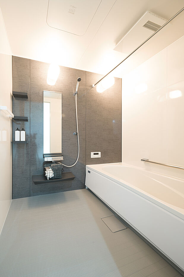 【【浴室】】落ち着いた色合いのアクセントパネルが施された浴室。浴室乾燥機が搭載されており、雨の日や夜間の洗濯、カビ対策にも役立ちます。浴槽は、足を伸ばしてゆったり寛げる広さです。