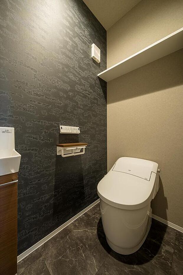 【【トイレ】】ダークカラーのクロスを採用し、落ち着いた雰囲気を演出。トイレは各階に設置しているため、朝の忙しい時間帯や来客時にもスムーズに使用できます。一年を通じて快適に利用できる温水洗浄便座付き◎