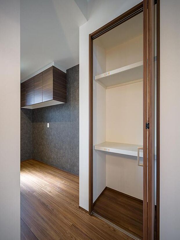 【【キッチン収納】】キッチン近くには、パントリーとしても活用可能な収納スペースを設置。食料品や飲料のストック、生活感の出やすい日用品の整理にも重宝しそうです。