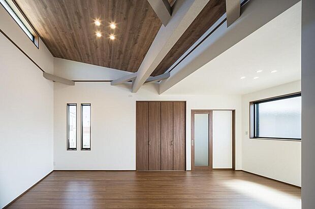 【【LDK】】リビング上部はゆるやかな勾配天井になっており、開放感を感じられます。3面採光につき、心地よい空間で、ゆったりと家族団欒のひとときをお過ごしいただけます。