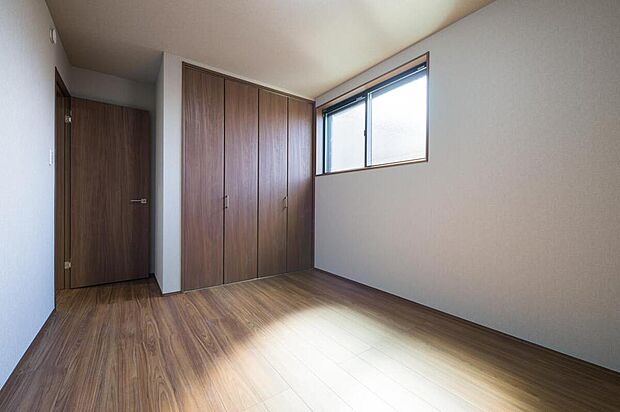 【【洋室(約6.5帖)】】1階洋室は、独立性の高い振り分けタイプ。ご家族に個室を振り分けやすく、プライベートの時間も大切に過ごせます。