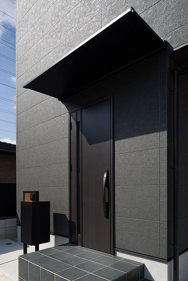 【【玄関】】郵便受けとインターホンをひとつにまとめた機能門柱を設置。実用性とデザイン性を両立し、玄関まわりをスマートに演出します。