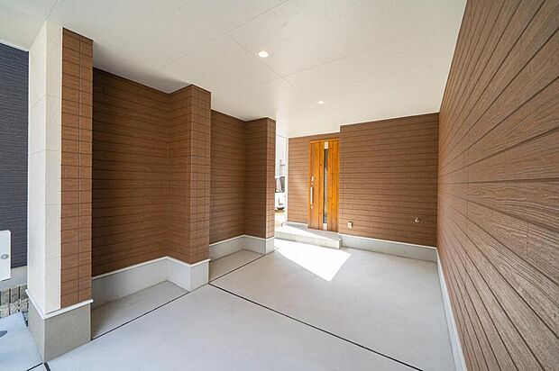 【【本分譲地に建築可能な建物プラン例】】屋根付きのガレージは、大切な車を雨から守ります。また、雨の日は、買い物帰りに濡れずに玄関に入ることができます。《分譲地外、建物面積83.43m2、建物価格1518万円》